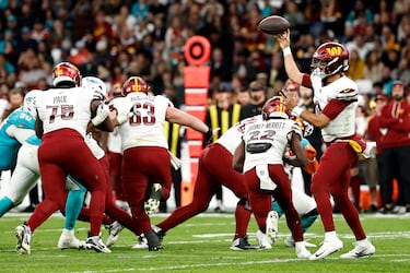 Mariota armando un pase.