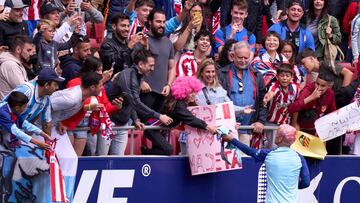 Griezmann, del Atlético, se acercó a la grada del Metropolitano a firmar autógrafos y hacerse fotos.