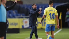 Pablo Guede, dando instrucciones durante el Las Palmas - M&aacute;laga.