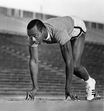 Jim Hines pasó a la historia por convertirse en el primer hombre que rompió una de las barreras icónicas del atletismo: los 10 segundos en los 100 metros. Hines batió el récord mundial de la distancia con 9,95 segundos, un crono que no volvió a ser superado hasta que Calvin Smith paró el reloj en 9,93 en el año 1983. El legendario velocista estadounidense logró la plusmarca en un grandioso escenario, los Juegos Olímpicos de México 1968, aunque ya había conseguido bajar de los 10 segundos en los Trials USA, pero con cronometraje manual. Hines, que también se colgó el oro en el 4x100, puso fin a su carrera atlética un par de semanas después, con solo 22 años, para fichar por el equipo de fútbol americano Miami Dolphins. Falleció el 3 de junio. Tenía 76 años.