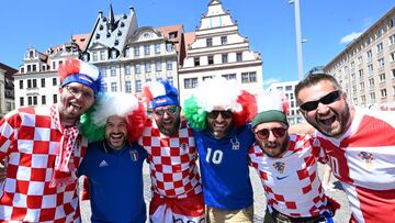 Leipzig (Germany), 24/06/2024.- Supporters of Croatia and Italy gather in the market square in Leipzig, Germany, 24 June 2024, before the UEFA EURO 2024 Group B match between Italy and Croatia at the Leipzig Arena. (Croacia, Alemania, Italia) EFE/EPA/Daniel Dal Zennaro
