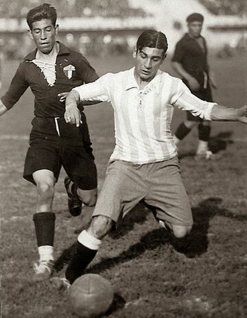Rosas es el mexicano más joven en participar en un Mundial. Debutó con 18 años, 2 meses y 26 días ante Francia en la Copa del Mundo de Uruguay 1930.