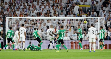 El jugador del Real Madrid, Raúl Asencio, marca el 3-0 al Real Betis. 