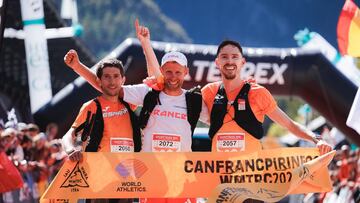 Los españoles Manuel Merillas y Andreu Blanes celebran sus medallas de plata y bronce en el maratón para ayudar a España a conseguir el oro por equipos en los Mundiales de Carreras de Montaña y Trail Running de Canfranc Pirineos 2025.