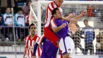 Iván Moreno pelea un balón.