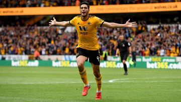 Raúl Jiménez festeja un gol.