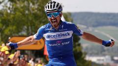 Alaphilippe se viste de amarillo con una exhibición colosal