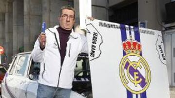 <b>AL DETALLE. </b>Francisco León enseñó a AS todos los rincones de su creación en las puertas del Bernabéu.