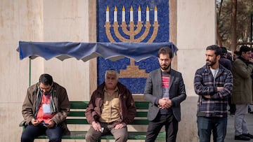 Homenaje a los soldados judíos caídos en la guerra Irán-Irak, celebrado en el cementerio judío de Teherán en febrero de 2025. El acto subraya la participación de las minorías religiosas en los conflictos fundacionales de la República Islámica, un estatus de "ciudadanía a través del sacrificio" que difiere radicalmente de la situación de los kurdos en la frontera.