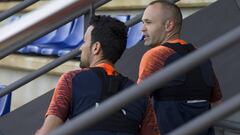 Los jugadores del Barcelona, Busquets y Andr&eacute;s Iniesta, durante el entrenamiento que el equipo azulgrana.