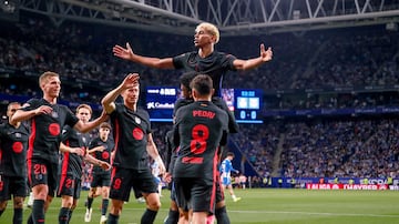 El delantero espa?ol del Barcelona Lamine Yamal celebra con sus compa?eros el 0-1 al Espanyol en el partido correspondiente a la jornada 36, el 15 de mayo de 2025. El encuentro acab 0-2 tras el gol de Fermn Lpez. El FC Barcelona se hizo con su 28? ttulo de LaLiga. 
 