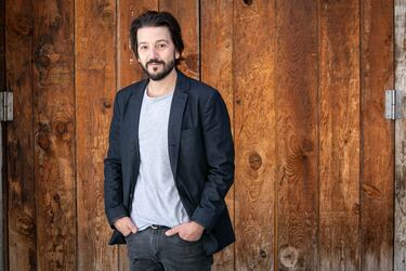 Luna cree firmemente que es importante 'como latino, hacerse oír, estar presente, con lo que está sucediendo hoy en Estados Unidos'. En 2025, dirigió la adaptación a la gran pantalla de 'Ceniza en la Boca', basada en la novela de Brenda Navarro, y coprotagonizó 'El beso de la mujer araña'.