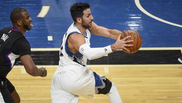 MSP05. MINNEAPOLIS (MN, EE.UU.), 08/03/2017.- El jugador de Timberwolves Ricky Rubio (d) agarra el balón ante la marca de Chris Paul (i), de Clippers, hoy, miércoles 8 de marzo de 2017, durante un partido entre Clippers y Timberwolves por la NBA, en el Target Center de Minneapolis, Minnesota (EE.UU.). EFE/Craig Lassig