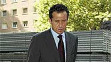 <B>REUNIONES</B>. Jorge Valdano tuvo ayer una jornada llena de citas.