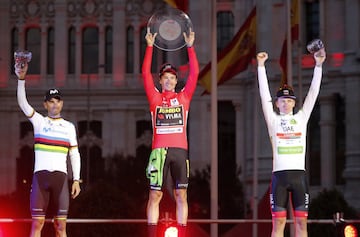 Primoz Roglic se quedó con el título en La Vuelta a España. El podio lo completó Alejandro Valverde y Tadej Pogacar. Superman López se llevó el premio de Supercombativo de la carrera y el Movistar Team de Nairo fue el mejor equipo. 