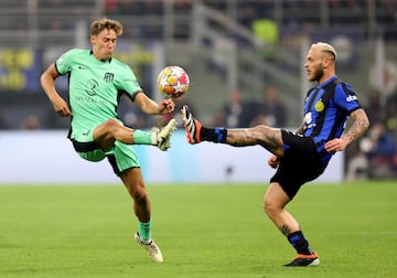 Soccer Football - Champions League - Round of 16 - First Leg - Inter Milan v Atletico Madrid - San Siro, Milan, Italy - February 20, 2024 Atletico Madrid's Marcos Llorente in action with Inter Milan's Federico Dimarco REUTERS/Claudia Greco