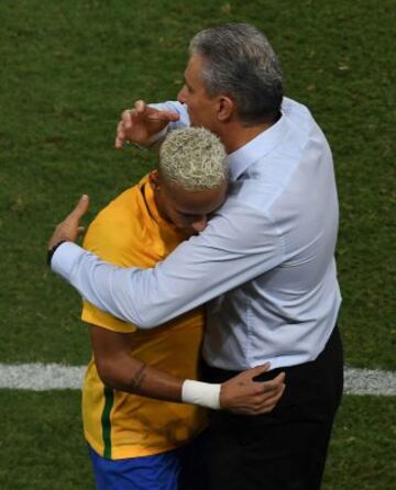 Neymar abrió el marcador para Brasil en la goleada ante Bolivia y Tité lo sacó del campo luego de sufrir un golpe en su cabeza.