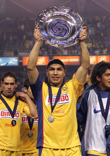 Para su mala fortuna, Cabañas nunca pudo ser campeón de liga con el América. En 2007 se le escapó la oportunidad cuando las Águilas perdieron la final ante Pachuca; de esta manera solamente pudo alzar un trofeo con América el cual fue el del Interliga 2008.