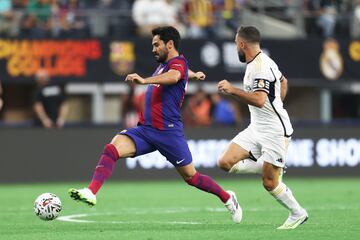 Gündogan controla un balón ante Carvajal.