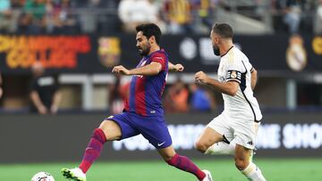 Gündogan controla un balón ante Carvajal.