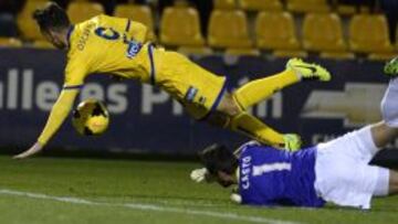 Óscar Plano, que suma dos goles en Liga, no puede superar a Casto, meta del Murcia.