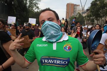 Hinchas de distintos clubes llegaron hasta Plaza Italia para ser parte de la manifestación más masiva. Hasta los archirrivales se tomaron fotografías juntos.