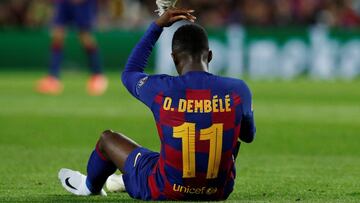 El extremo francés del Barcelona, Ousmane Dembélé, lesionado durante un partido.