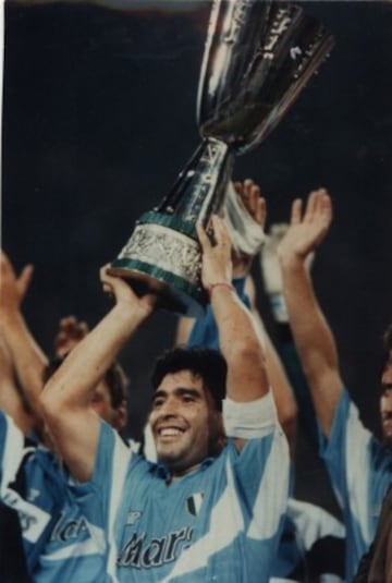 El Nápoles fue el segundo equipo europeo de Maradona. Allí estuvo entre 1984 y 1991 consiguiendo dos Scudettos (1987 y 1990), una Copa de Italia (1987), una UEFA (1989) y una Supercopa de Italia (1990).