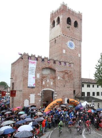 Los ciclistas toman la salida en la duodécima etapa en la plaza Castello en Noale (Treviso).