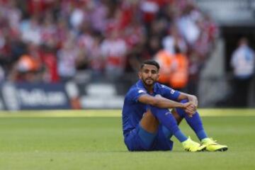 Riyad Mahrez triste por perder el trofeo contra el Manchester United.