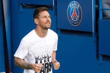 Leo Messi salta al césped del PSG.