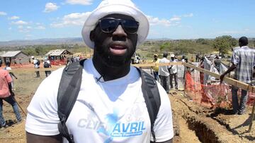 Cliff Avril financia casas y escuelas en su Haití natal