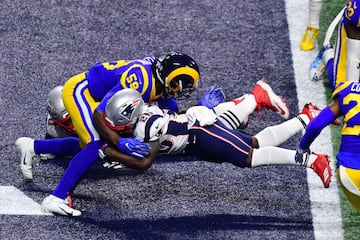 Con un acarreo de dos yardas, el novato Sony Michel adelantó a los Patriots y de paso sentenció el partido.