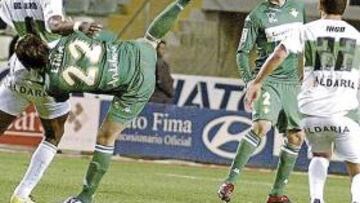 <b>TABLAS. </b>Noel Williams lucha por un balón con Lima, mientras que Iago y Melli observan la jugada, ayer en el Martínez Valero.