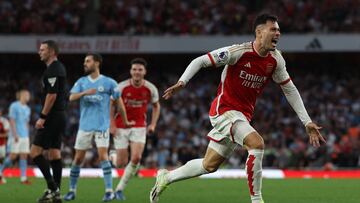 Con una ag¨®nica anotaci¨®n de Martinelli, Arsenal derrot¨® a Manchester City y empataron al Tottenham en la cima de Premier League.