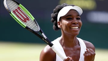 La tenista estadounidense Venus Williams celebra su victoria ante la brit¨¢nica Johanna Konta durante el partido de semifinales del torneo de Wimbledon que ambas disputaron en el All England Lawn Tennis Club.