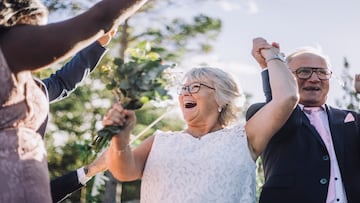 Pareja de ancianos casándose a avanzada edad