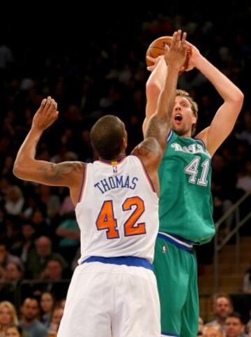 Dirk Nowitzki y Lance Thomas.