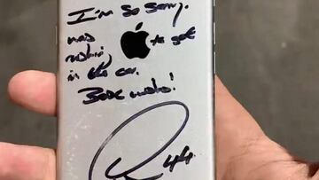 La firma de Hamilton en el móvil del fan.