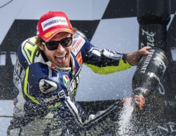 Valentino Rossi muy contento tras la victoria.