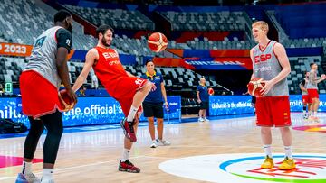 Abrines, entre Alberto Díaz y Usman Garuba en un entrenamiento en Yakarta.
