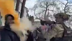 El ICE dispara gas pimienta en la cara a manifestante en Minneapolis