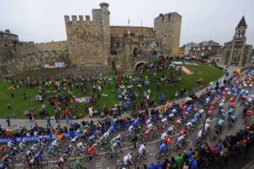 El pelotón, durante la carrera en línea de elite masculina en la última jornada de los Mundiales de ciclismo de Ponferrada (León). 
