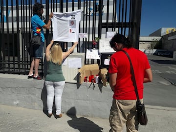 Homenaje de los trabajadores de la ITV Angel Nieto, en el distrito de Vallecas en Madrid.