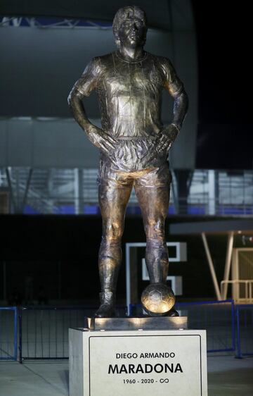 La estatua mide cinco metros de altura siendo la más alta dedicada al astro argentino. Está ubicada el acceso este del Estadio Único de Santiago del Estero y realizada por Carlos Benavidez. El 'Pelusa' se encuentra con las manos en la cintura y la mirada y el pecho al frente. 