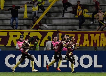 El equipo colombiano igualó 2-2 y quedó muy cerca de la eliminación de la Copa Libertadores. Deberá ganar en la última fecha y esperar una derrota de los argentinos.