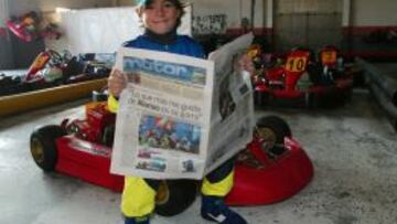 DIEZ AÑOS DE DIFERENCIA. Javier Cobián posaba con seis años con el AS del día en el que resultó ganador del concurso de felicitaciones navideñas de Fernando Alonso. Ahora, diez años después, ha recibido la ‘Beca Santander’, que le entregó Pedro de la Rosa, durante la Gala de AS.