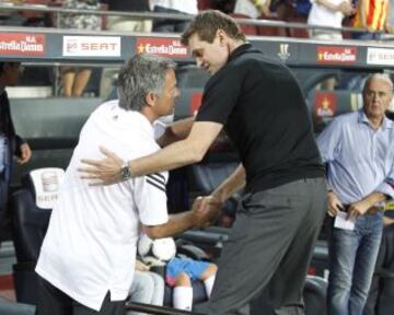 Tito Vilanova saluda a Mourinho.