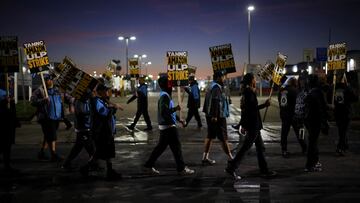 Striking workers picket outside of the Amazon DAX5 warehouse, in City of Industry, California, U.S., December 19, 2024. REUTERS/Daniel Cole