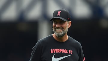 Liverpool (United Kingdom), 03/09/2022.- Liverpool manager Juergen Klopp looks on ahead of the English Premier League soccer match between Everton FC and Liverpool FC in Liverpool, Britain, 03 September 2022.